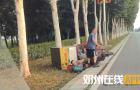 邓州街头，张国瑞夫妇救出遭三轮车重压的小伙