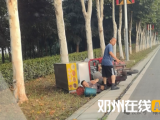 邓州街头，张国瑞夫妇救出遭三轮车重压的小伙